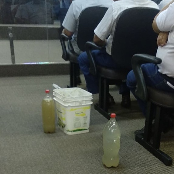 Primeira sessão do ano teve protesto inusitado