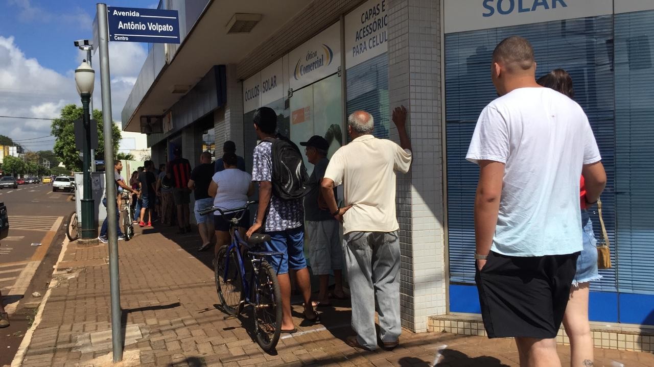 Com lotéricas abertas, clientes formam longas filas