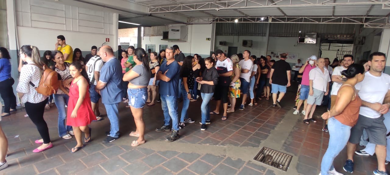Eleitores esperam mais de uma hora na fila para votar em escola no Jardim Panorama, em Sarandi