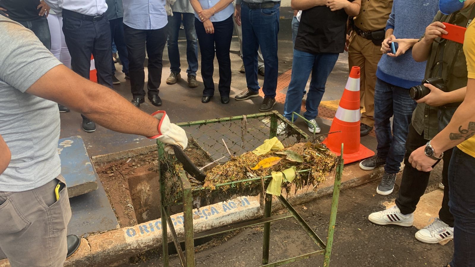 ‘Filtros de sujeira’ começam a ser instalados nos bueiros de Maringá