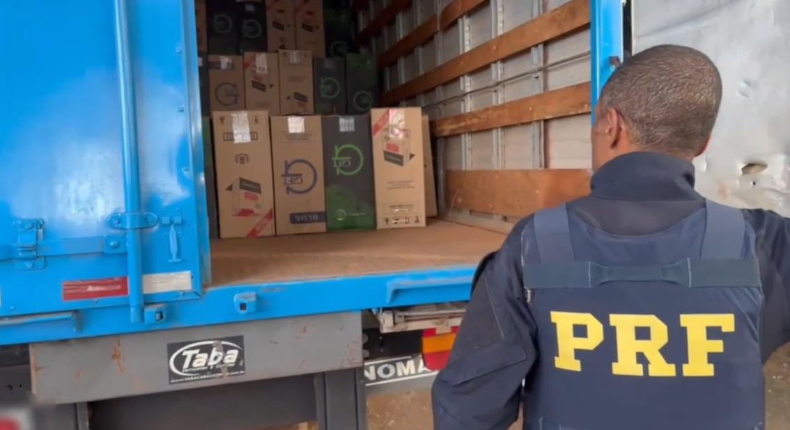 PRF apreende 125 mil maços de cigarros do Paraguai