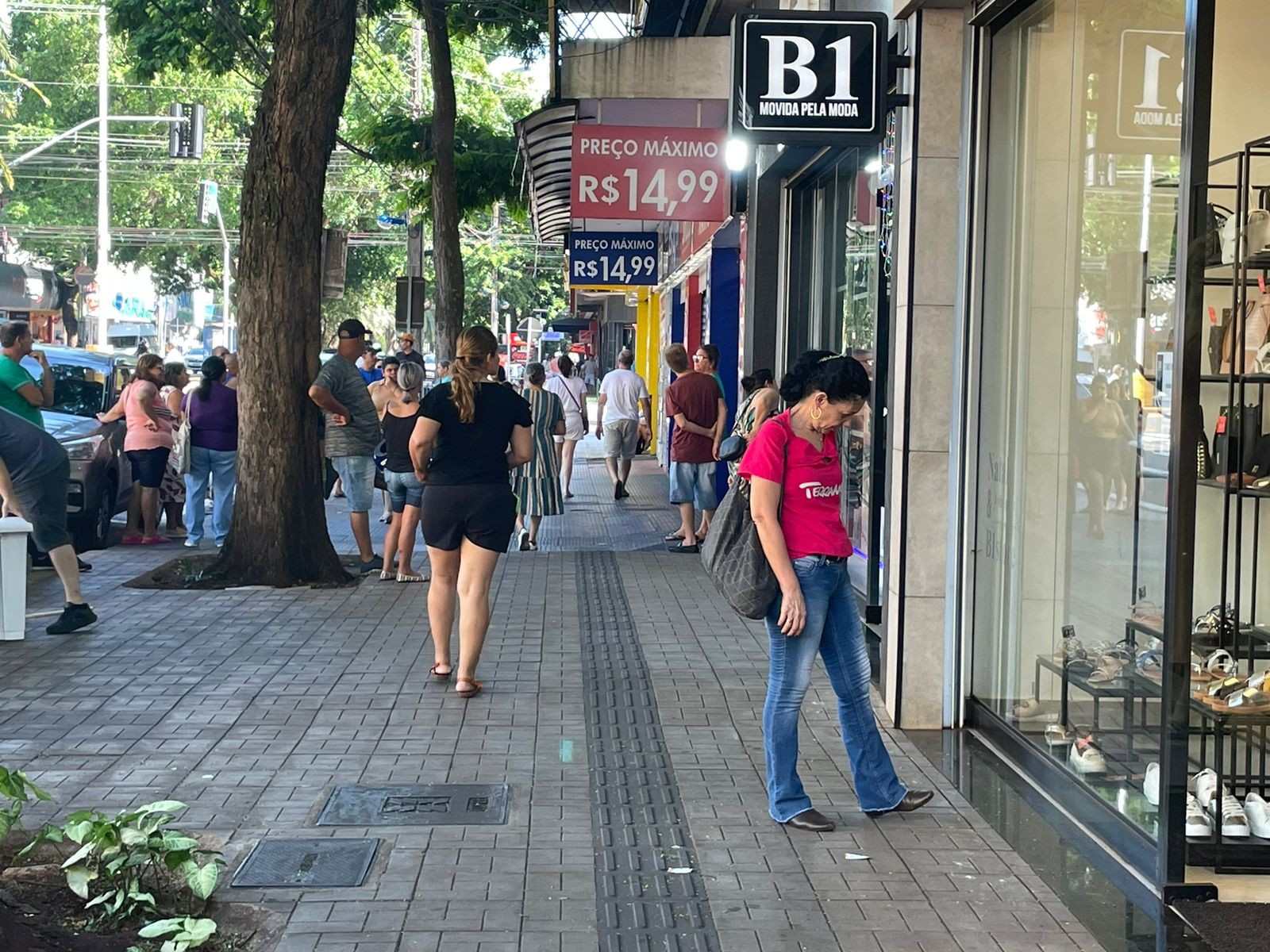 Lojas começam a ficar movimentadas nesta antevéspera de Natal