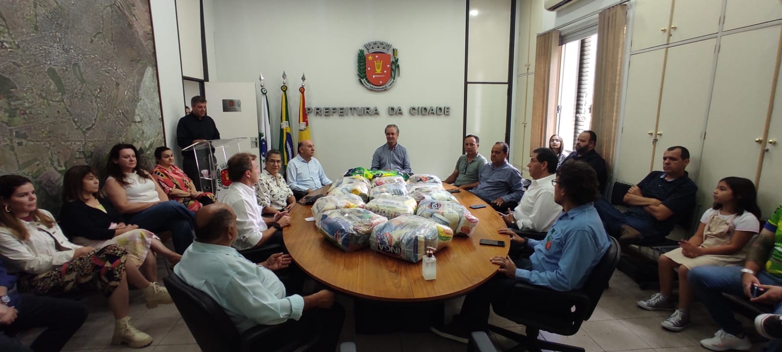 Atletas do cicloturismo arrecadam 15 toneladas de alimentos