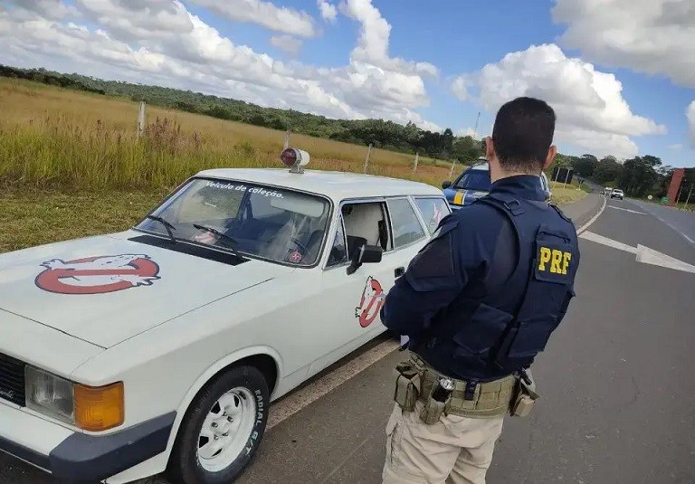 Polícia Rodoviária Federal aborda carro dos ‘caça-fantasmas’ na BR-373