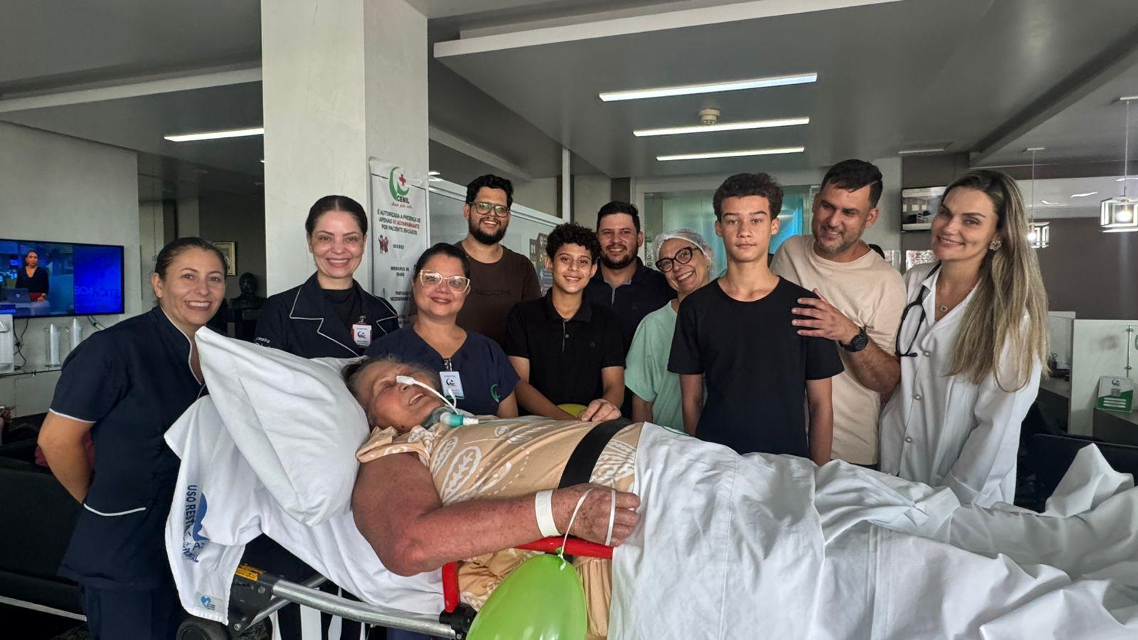 Paciente internada há sete meses após quadro de chikungunya tem alta