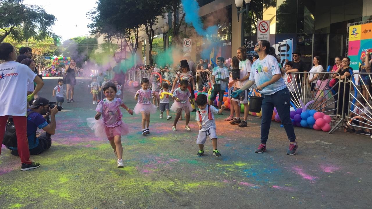 Corrida das Cores circense diverte crianças em Maringá