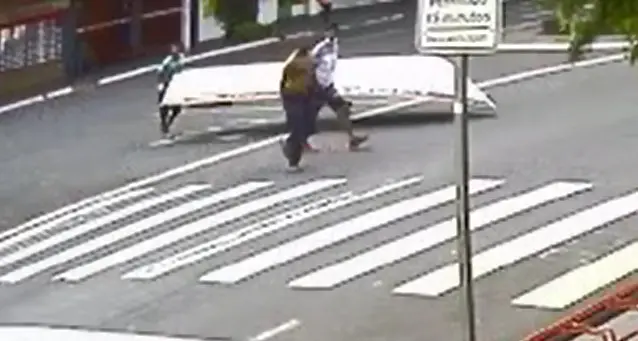 Ladrões usam carrinho de supermercado para furtar barco em Maringá; vídeo