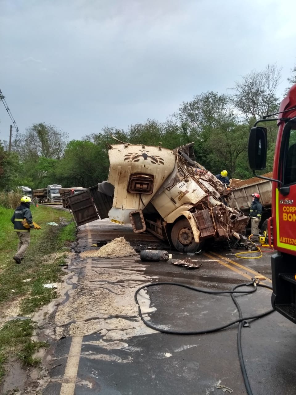Dois motoristas morrem em colisão frontal entre caminhões na PR-082
