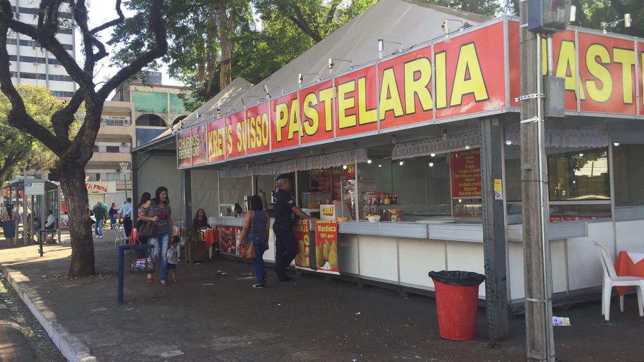 Barracas montadas no Maringá Encantada permanecem sem alvará em praça de Maringá