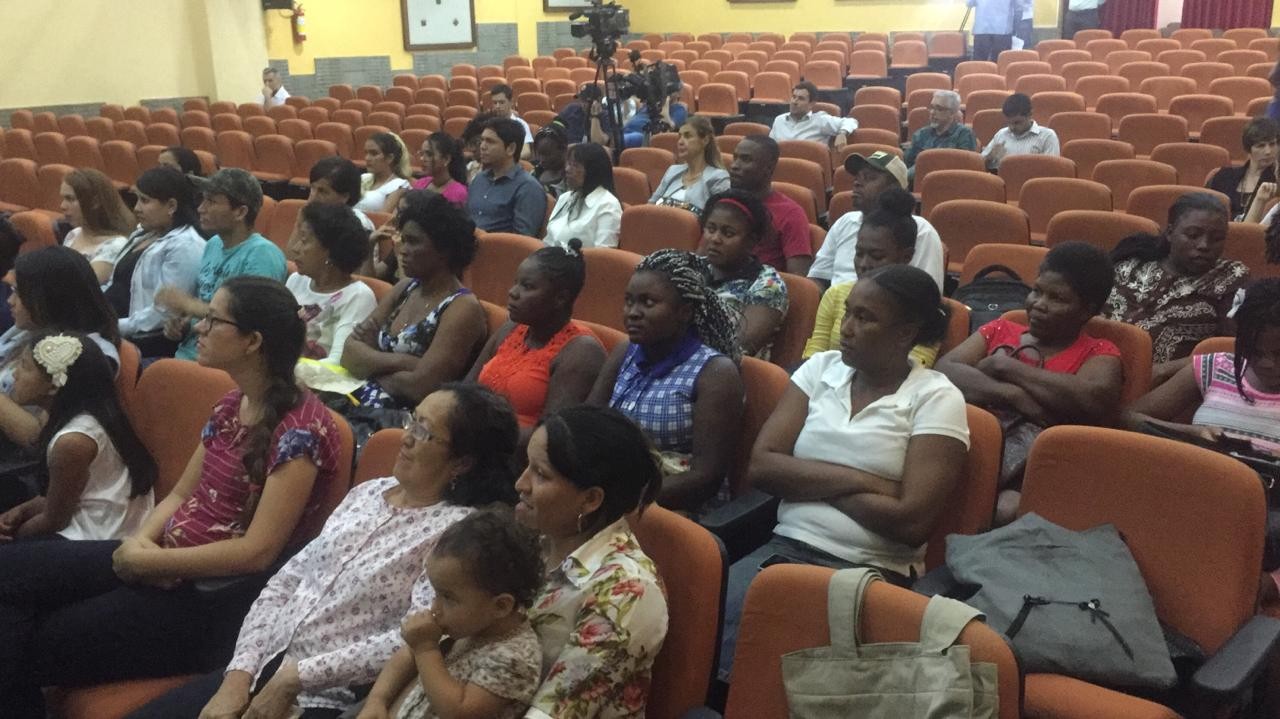 Quase 40 imigrantes e refugiados se formam em curso de conserto e costura