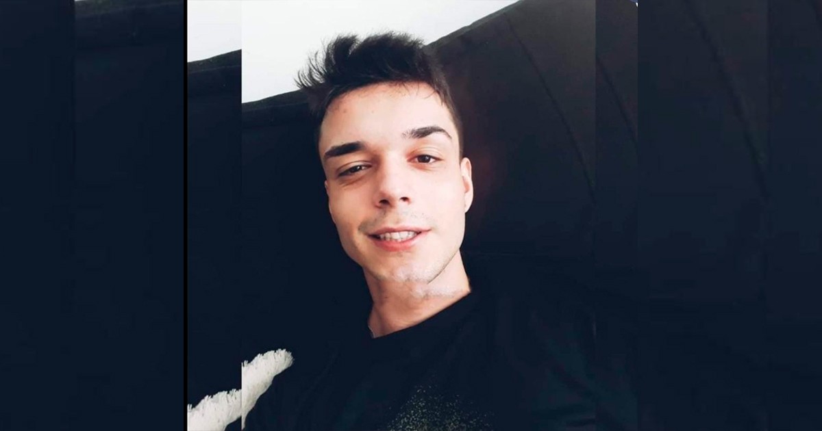 Motociclista de 19 anos morre após colidir em caminhão estacionado