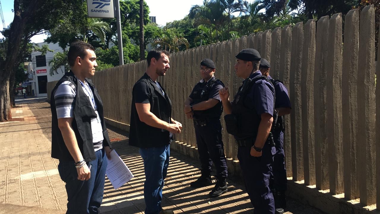 Fiscais orientam empresas na Avenida Pedro Taques em Maringá