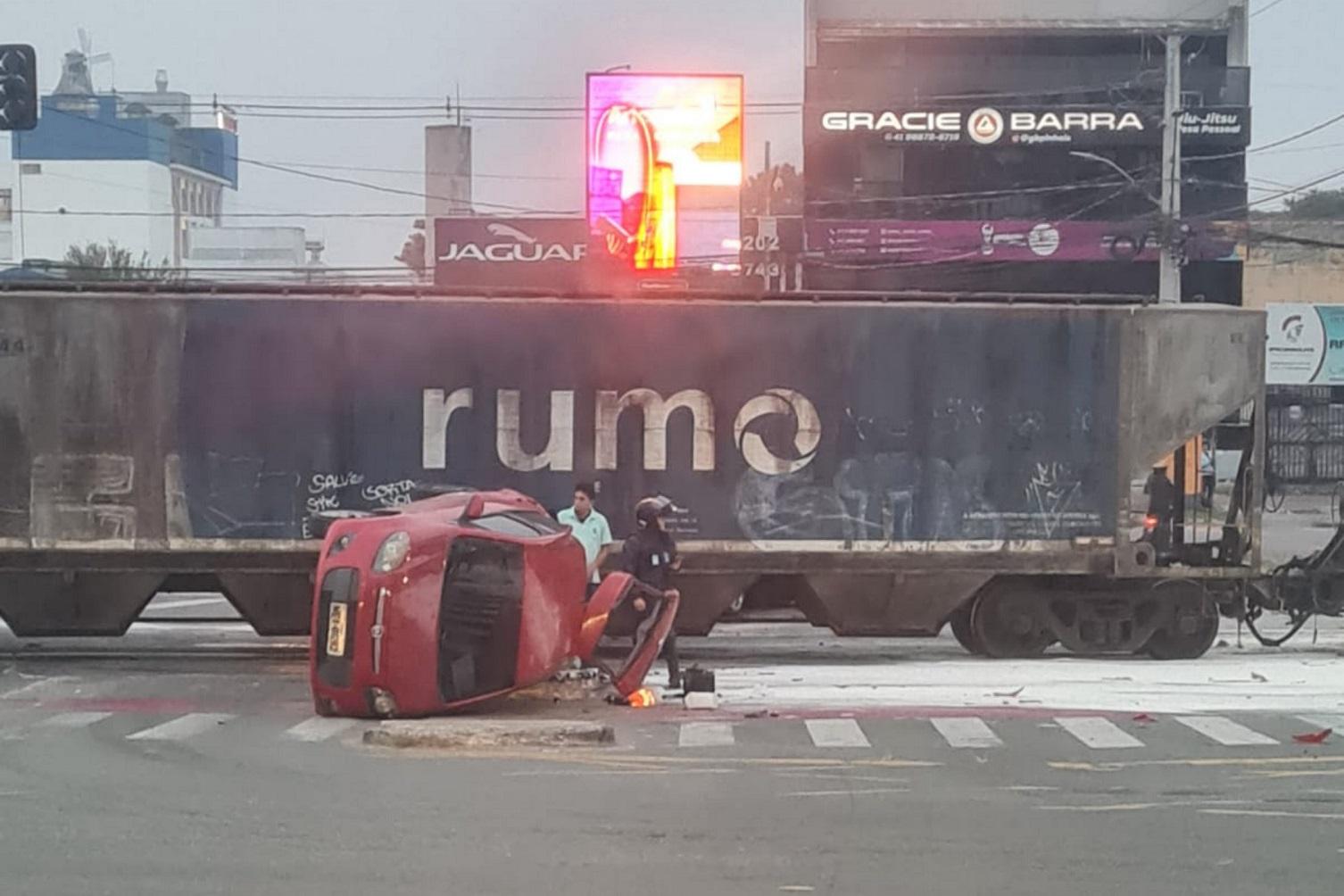 Polícia apura causa de acidente entre trem e veículos em Pinhais