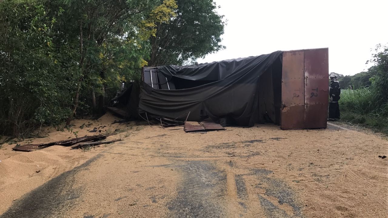 Motorista morre após caminhão tombar na PR-317