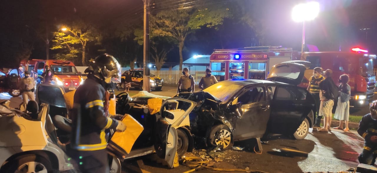 Dois motoristas ficam gravemente feridos em acidente no Contorno Sul