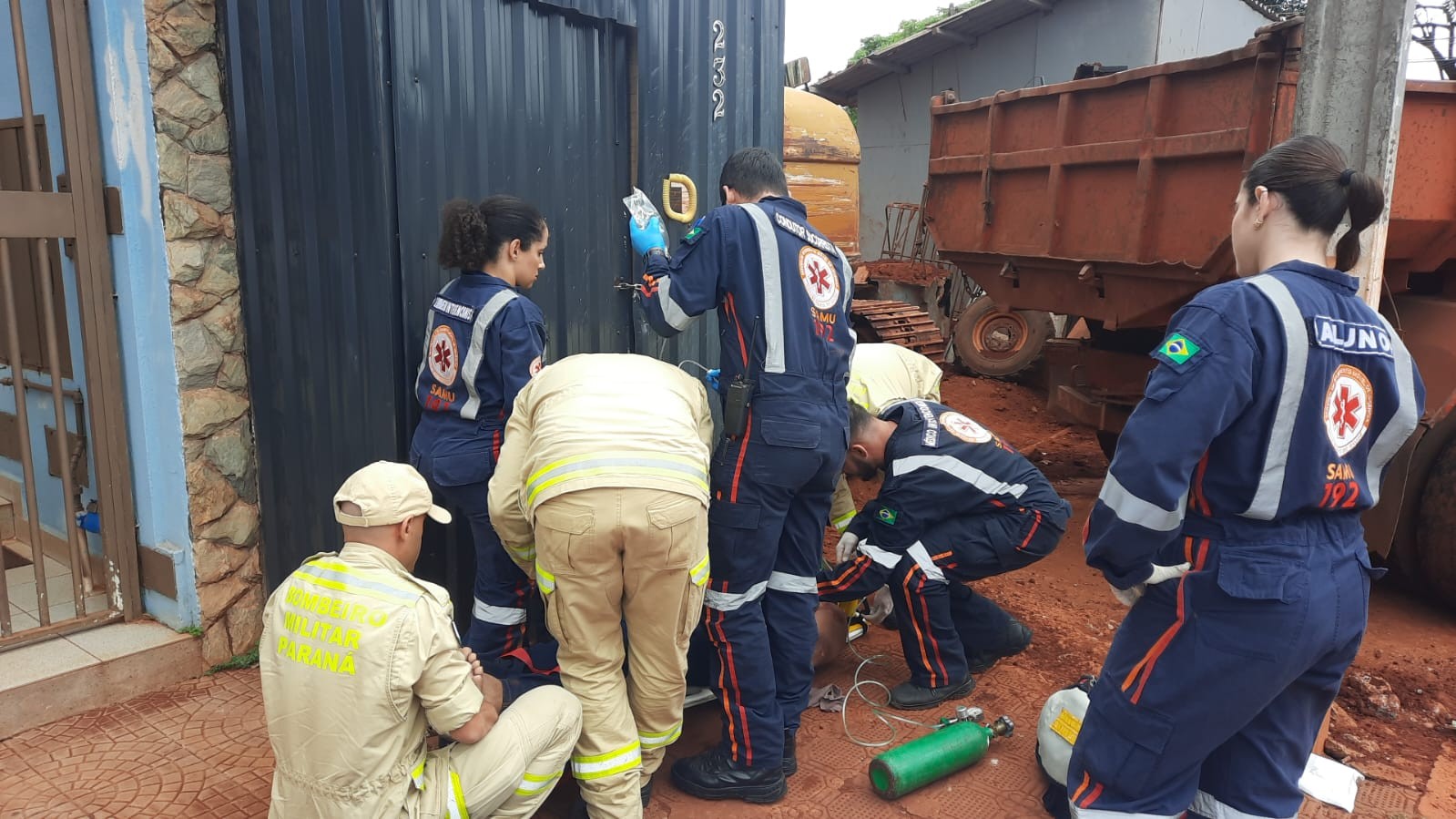 Trabalhador é prensado em acidente de trabalho e fica gravemente ferido