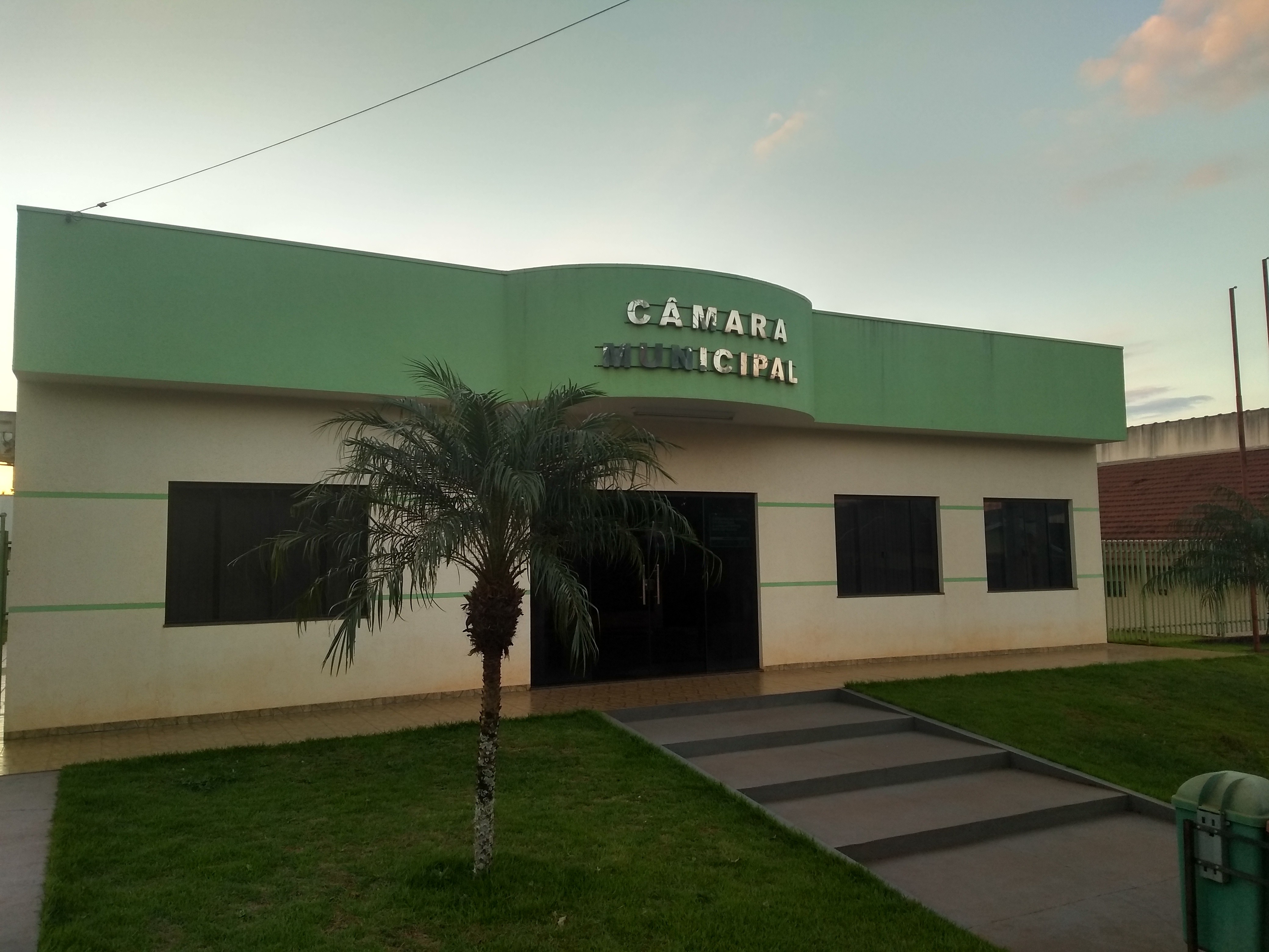 Câmara de Fênix contrata auxiliar de administração e técnico em informática