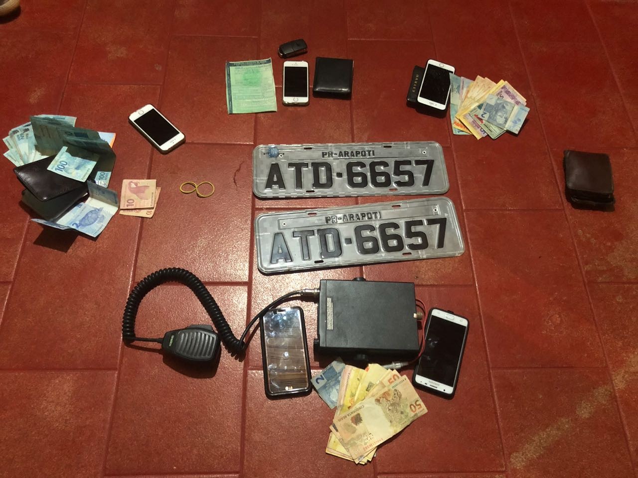 Polícia Federal apreende 800 mil maços de cigarro e prende cinco pessoas