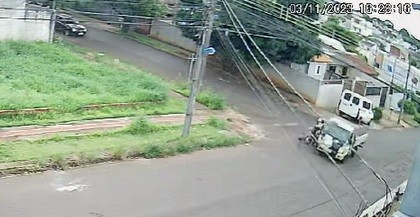 Câmera registra acidente que matou motociclista em Maringá