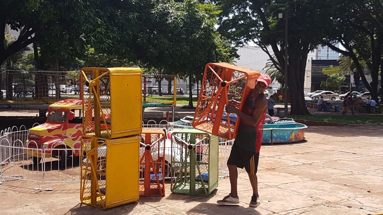 Cabine de roda-gigante infantil cai e criança fica ferida em Maringá