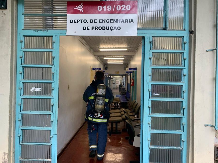 Dedetização na UEM gera alarme falso de incêndio e mobiliza bombeiros