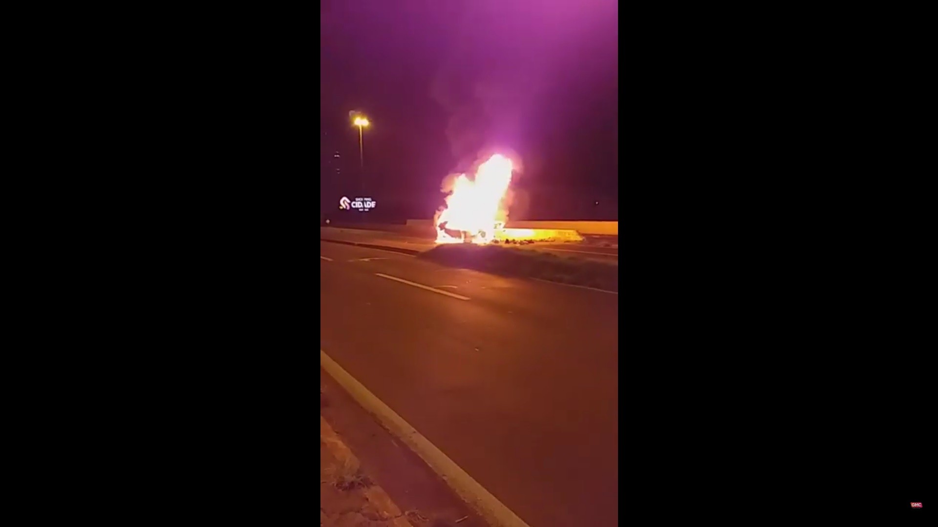 Carro pega fogo após colisão e motorista morre, na Avenida Colombo