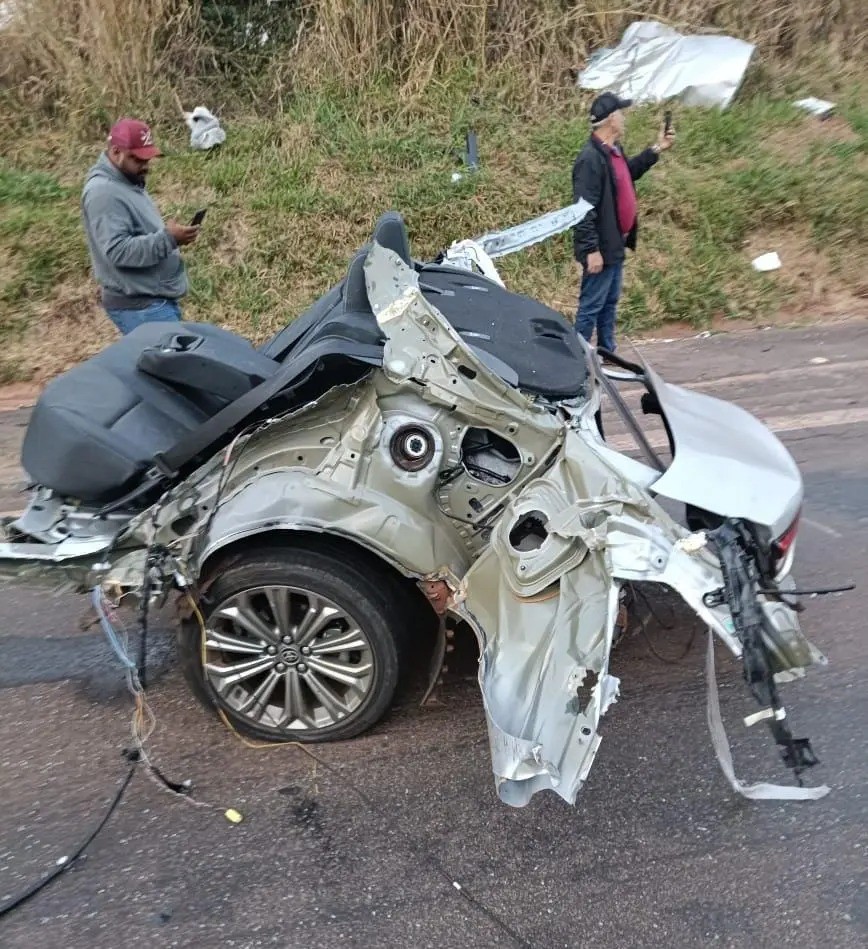 Dentista morre e carro parte ao meio em acidente na BR-376