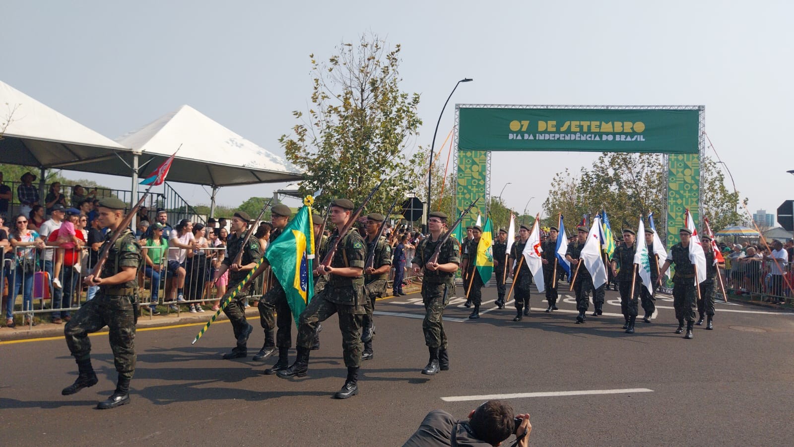 Desfile cívico-militar em Maringá reúne milhares de pessoas