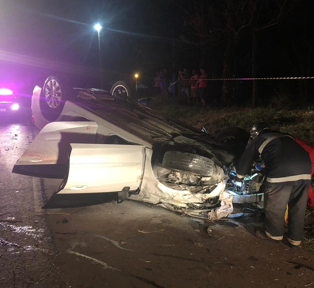 Durante perseguição, viatura da PM bate em carro e pega fogo