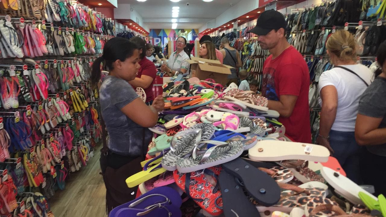 Comércio de Maringá movimentado nesta quarta-feira (26), pós-Natal