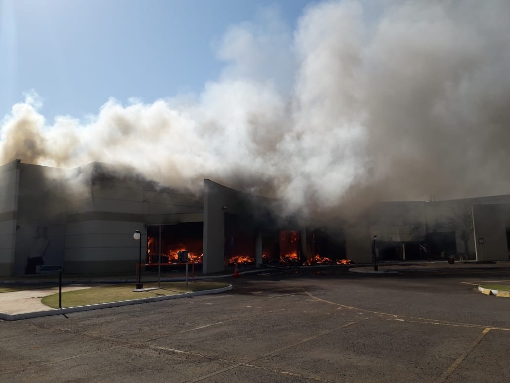 Incêndio atingiu 70% da estrutura do shopping