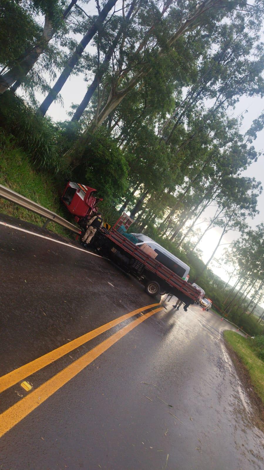 Acidente na PR-082: perícia aponta que caminhão aquaplanou na pista
