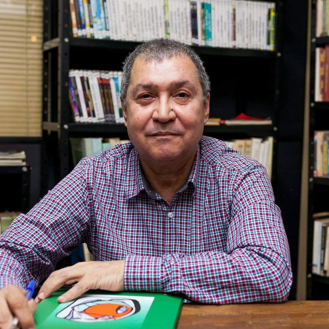 Em livro, poeta chama leitor para decifrar enigmas