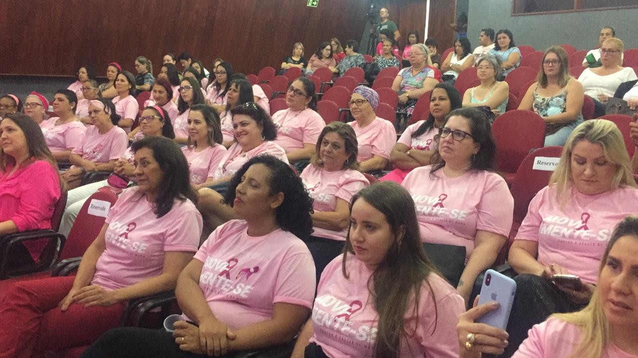 Mulheres que lutam contra o câncer de mama dão depoimento no lançamento do Outubro Rosa
