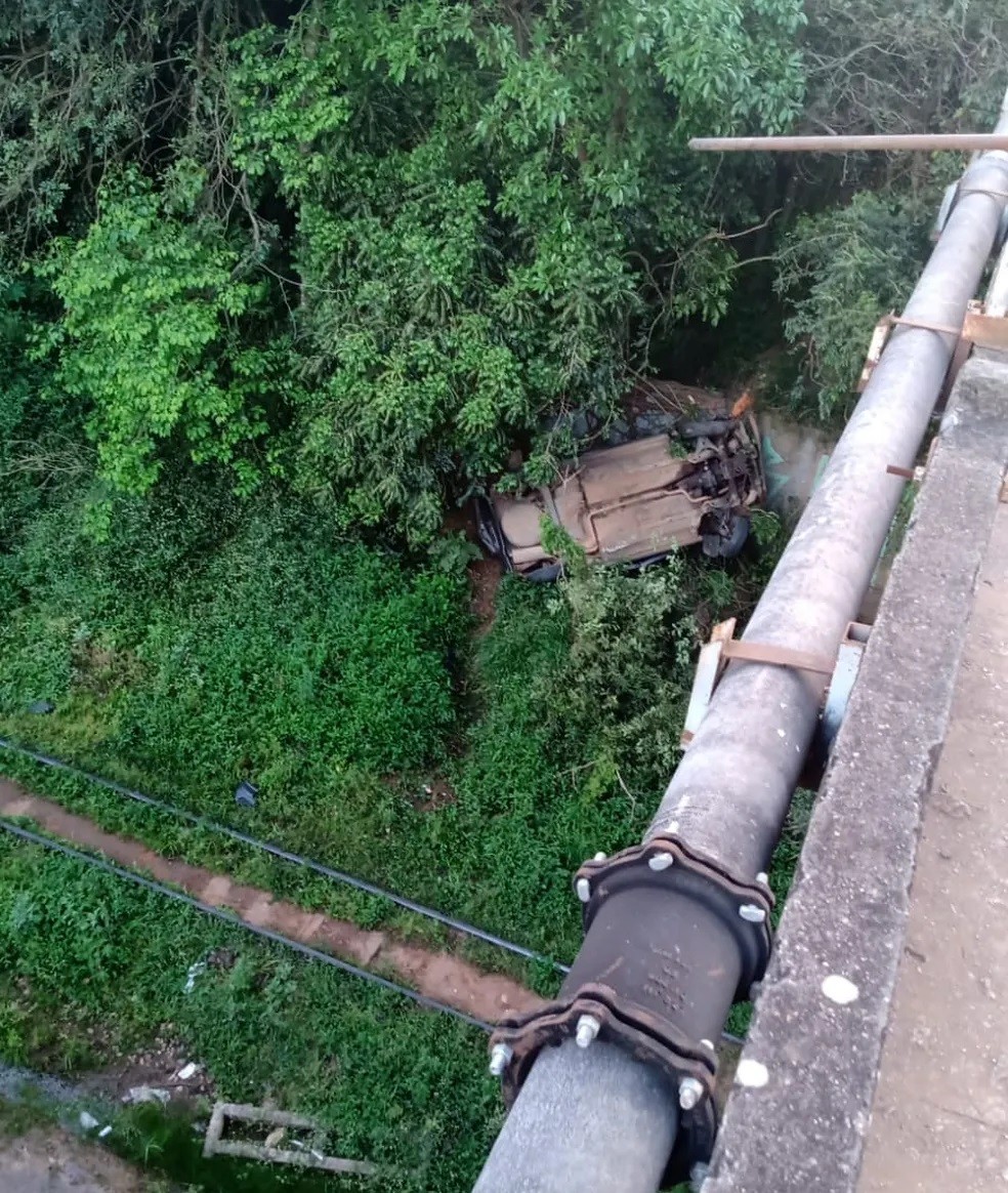 Ponta Grossa: mulher morre após carro em que estava despencar de viaduto
