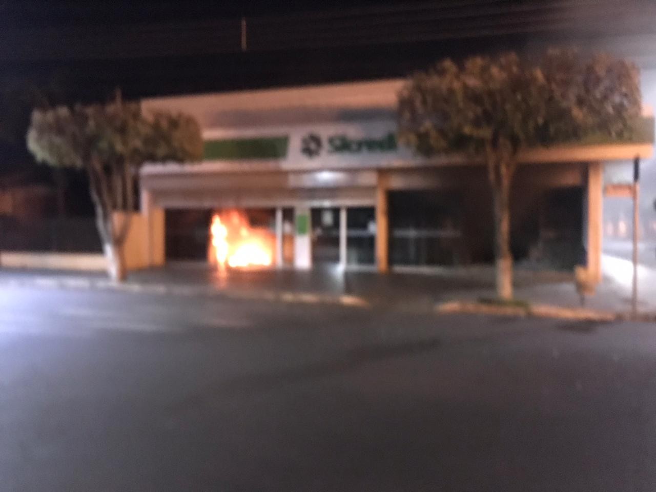 Ladrões explodem caixas eletrônicos de duas agências bancárias em Floraí