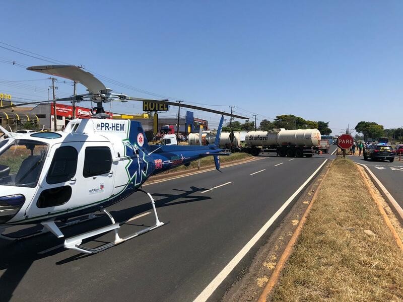 Ocupantes de motocicleta ficam feridos após colisão com caminhão