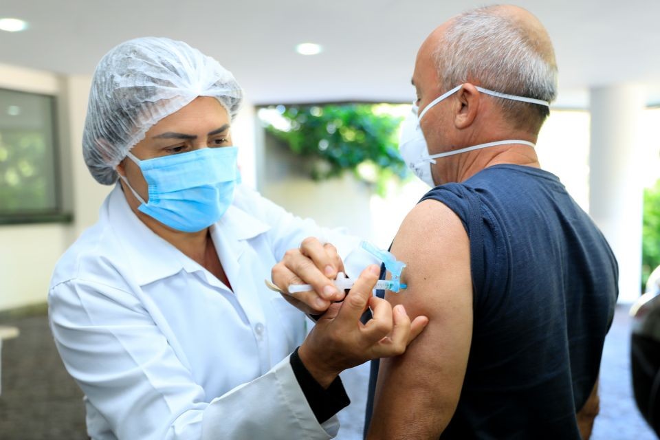 Desaceleração do ritmo de vacinação em Maringá é preocupante, diz Observatório Covid