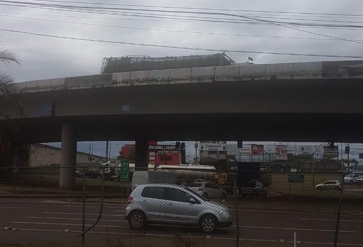 Caminhão carregado de frangos vivos tomba no Contorno Norte