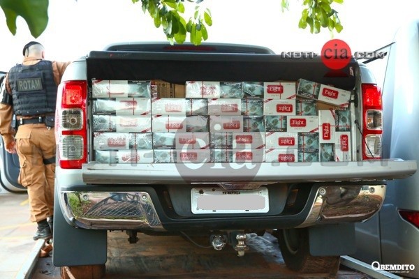 45 caixas de cigarro e 1 kg de maconha são apreendidos em veículo com placa de Maringá