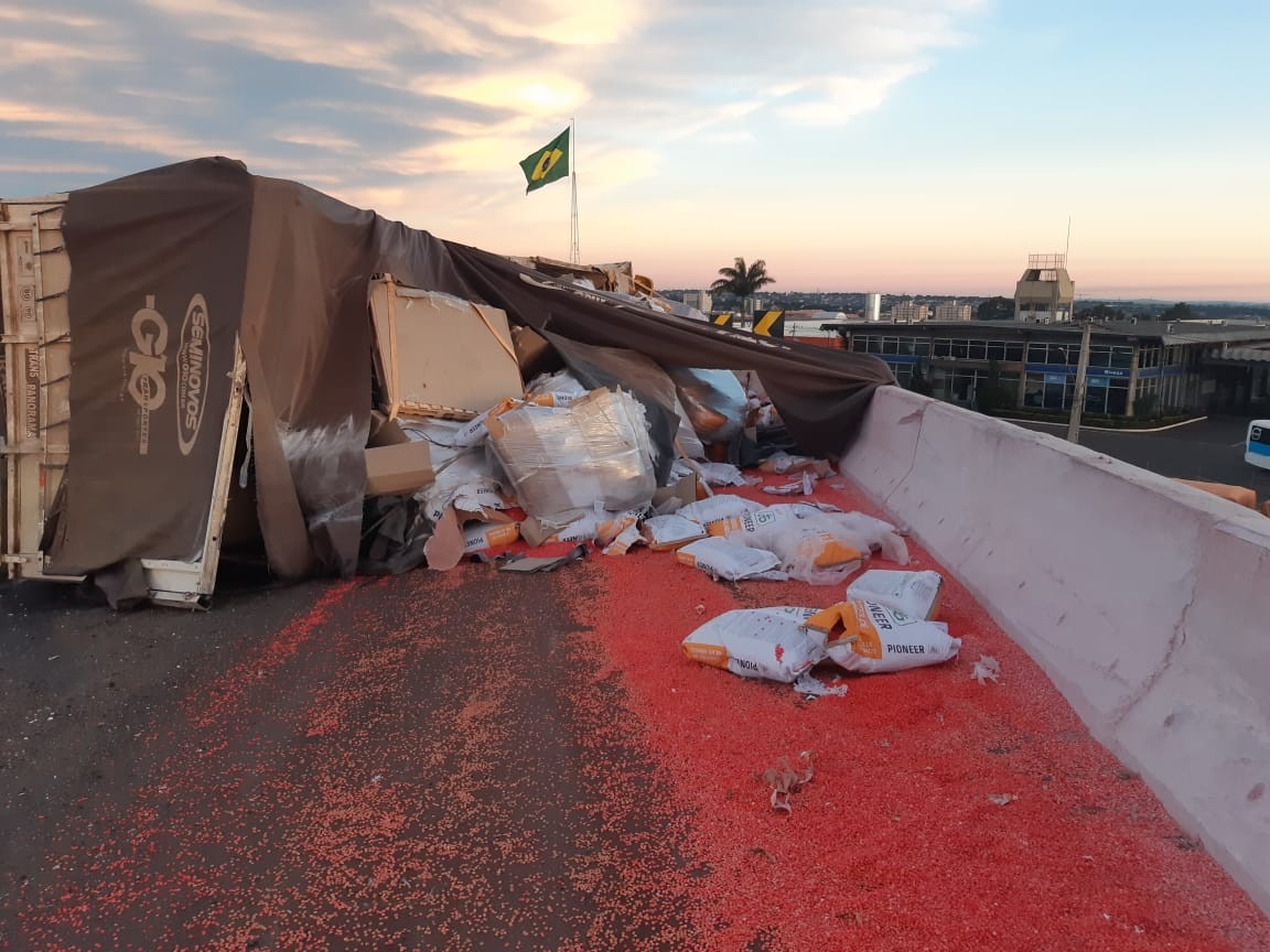 Carreta tomba e Contorno Norte fica interditado, em Maringá