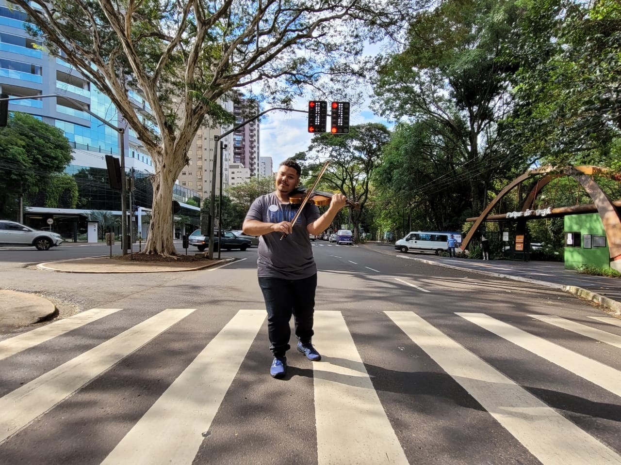 “Quero passar a minha mensagem da música para as pessoas ouvirem”, diz João Vitor, que toca violino nos semáforos (Foto: Rafael Bereta)