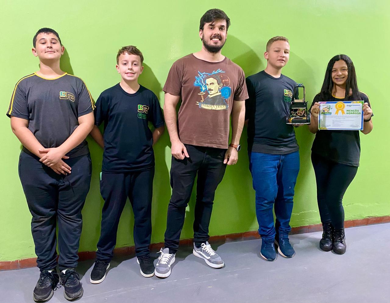 Robô desenvolvido por alunos é arma contra a dengue em sala de aula