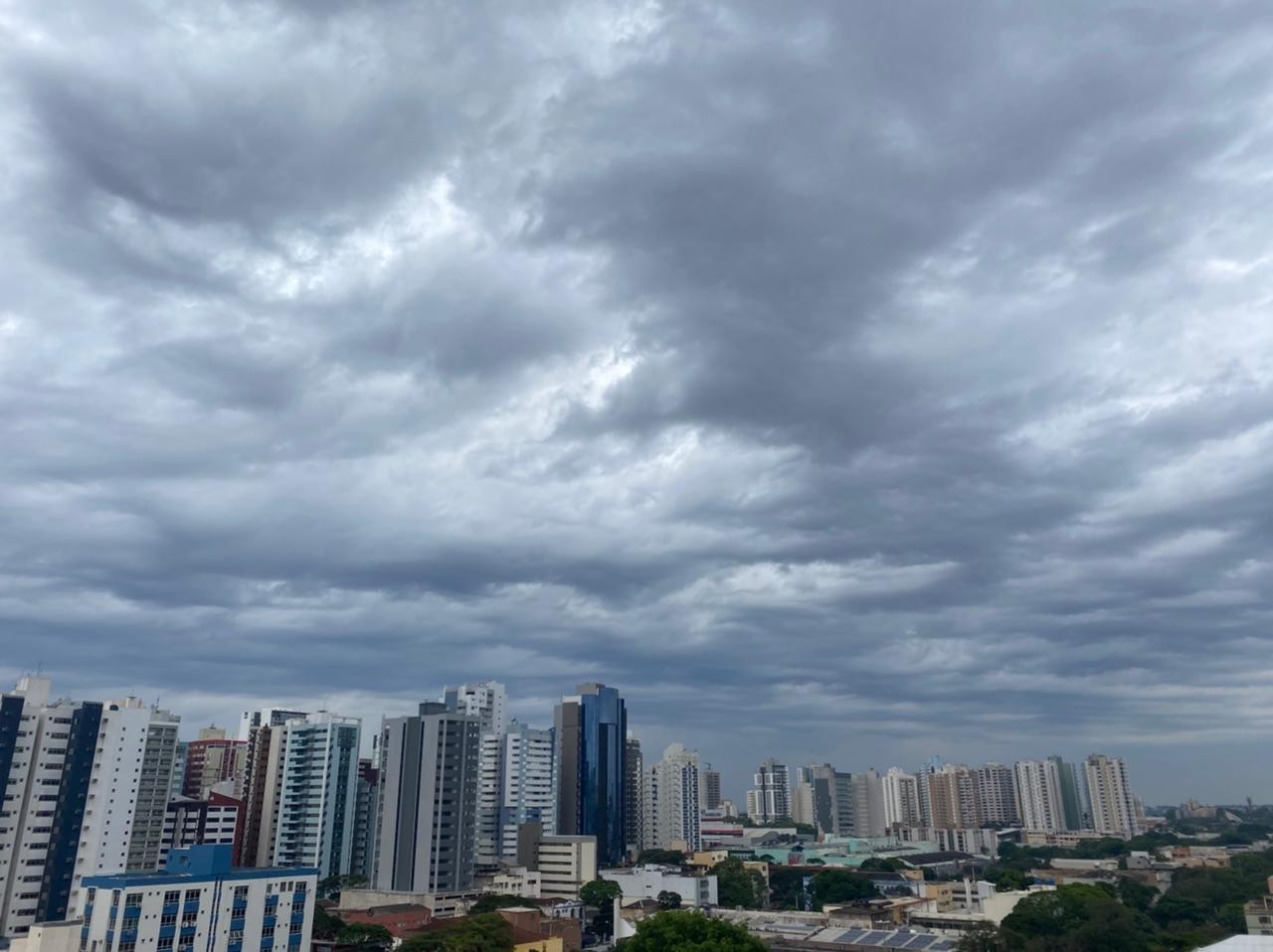Dia nublado e pancadas de chuva marcam a sexta-feira (14) em Maringá