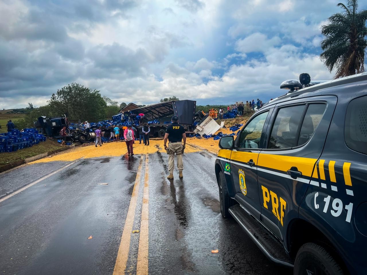 Imagens aéreas mostram acidente com dois caminhões e um carro na BR-376
