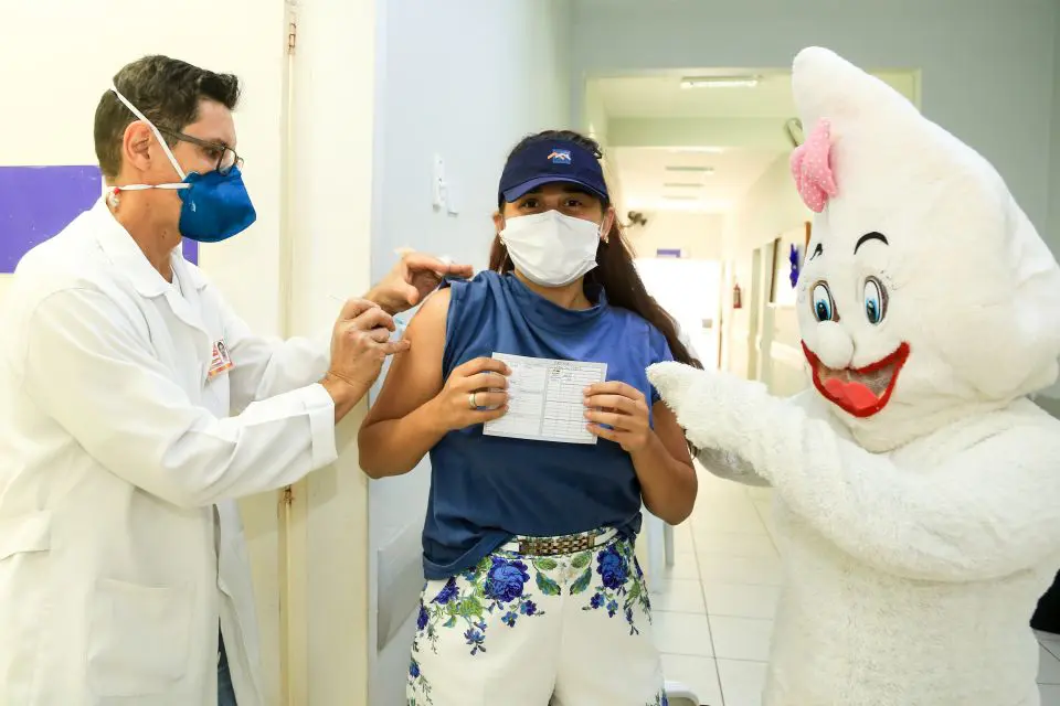 Covid-19: Maringá reduz faixa etária de vacinação nesse sábado (11); veja o cronograma