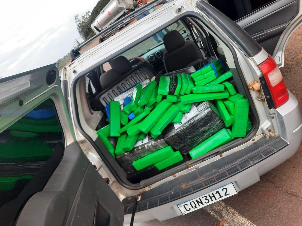 Carro carregado com droga e dirigido por adolescente bate na PR-323