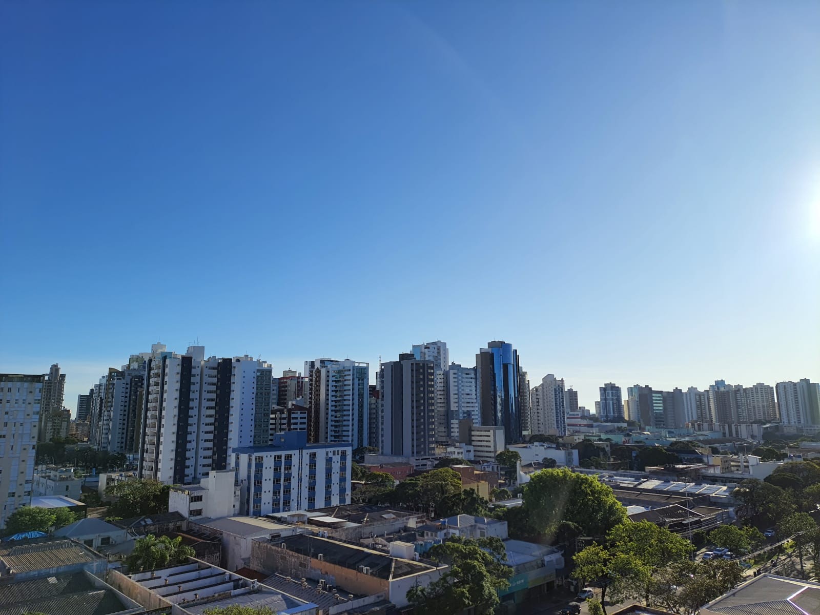 Céu azul e manhã fria marcam o início da sexta-feira (23) em Maringá