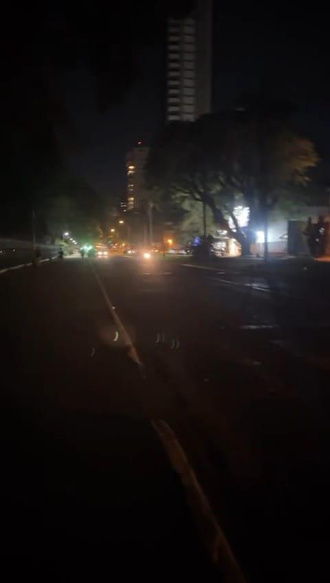 Rompimento de fiação deixa trecho ao redor do Parque do Ingá no escuro