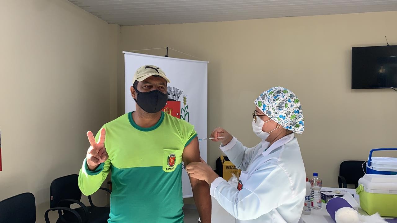 Maringá começa a vacinar nesta terça-feira (15) os servidores da limpeza pública